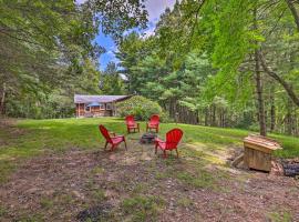 Peaceful Roaring Gap Retreat with Fire Pit and Patio!，位于Roaring Gap大石山州立公园附近的酒店