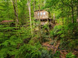 The TreeHouse - Rocking Chair Deck with Hot Tub below, Walking Distance to Downtown Helen, Sleeps 5，位于海伦的带按摩浴缸的酒店