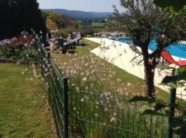 Le gîte du mas avec piscine，位于Bourganeuf的酒店