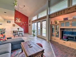 Sunny Pagosa Springs Escape with Deck and Views!，位于帕戈萨斯普林斯的公寓