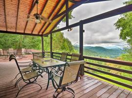 Cozy Cullowhee Cabin with Breathtaking Views!，位于Glenville的酒店