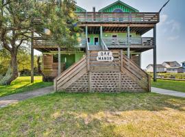 Quiet Hatteras Duplex with Decks about 1 Mile to Beach，位于哈特勒斯的酒店