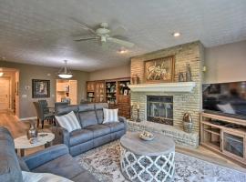 Resort-Style Condo with Balcony on Lake Keowee，位于Salem的酒店