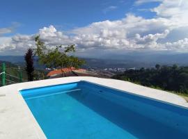 Hermosa finca con vista a la ciudad a 20 min de Bucaramanga，位于布卡拉曼加的酒店