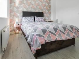 Pink Sapphire Double Room with En-suite & Wifi，位于德比的酒店