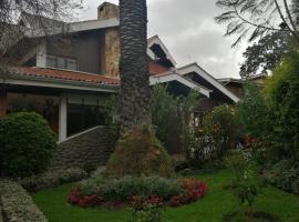 Casatodosantos，位于昆卡Tomebamba River附近的酒店
