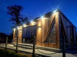 Brondini View Cabin (Private Garden and Hot Tub)