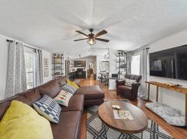 Lake Conroe 3BR Boat Ramp Access BBQ Sleeps 8，位于Willis的酒店