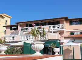 Del Prado，位于里瓦利古雷的酒店