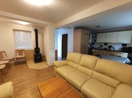 Apartmán Hulín, Chrášťany - bílý，位于Hulín的公寓