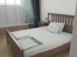 Room near Sheba Medical Center, and Bar Ilan, and TLV Airport，位于Qiryat Ono的带停车场的酒店