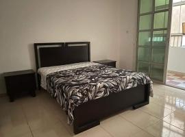 Furnished hone stay villa with attached bathroom with balcony，位于Al 'Ayn的酒店