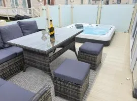 Premium accommodation with luxury HOT-TUB and decking area, near Fantasy Island