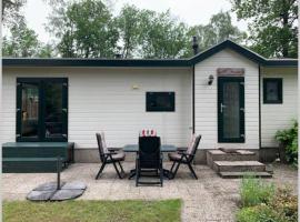 Ruim chalet op de Veluwe in Beekbergen op recreatiepark Topparken met vrije tuin en eigen parkeerplaats，位于贝克贝亨的酒店