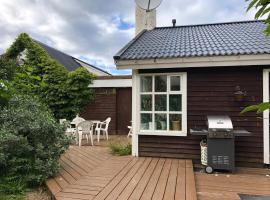 Country Villa in Husavik suburb nature - 5 bedrooms，位于胡萨维克的酒店