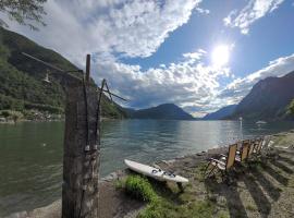 Te huur: 5 persoons chalet aan het Luganomeer，位于波尔莱扎的度假村