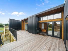 Kapiti Heights - Ōtaki Beach Holiday Home，位于Otaki Beach的乡村别墅