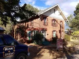 Bunk & Brew Historic Lucas House - Hostel