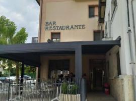 Hostal Restaurante Ibaisek，位于Zudaire的酒店