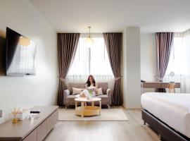 The Rise Suites Hotel, Chiang Mai - SHA Extra Plus，位于清迈的酒店