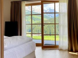 Surrounded by green - Luxury Chalet at the foot of the Dolomites，位于拉维拉的豪华酒店