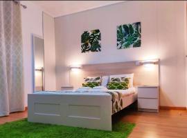 3 bedrooms house with furnished terrace and wifi at Ponta Delgada，位于蓬塔德尔加达的酒店
