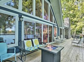 Renovated Lakeside Home with Private Boat Dock!，位于Pine Crest的酒店