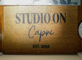 Studio on Capri，位于卡尔加里McMahon Stadium附近的酒店