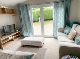 Exotic 3-Bed Caravan at Newquay Holiday Park，位于纽基的酒店