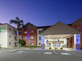Holiday Inn Express & Suites - Tulare by IHG，位于图莱里的酒店