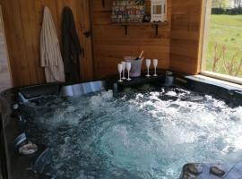 Chambre avec jacuzzi privatif "le pêcher"，位于Saillans的酒店