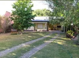 Preciosa casa en la tranquilidad de Colonia Relájate con toda la familia donde la tranquilidad se respira - A una cuadra de la mejor zona de la rambla de Colonia del Sacramento te espera esta casa para pasar las vacaciones en familia