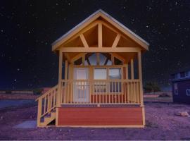 076 Tiny Home nr Grand Canyon South Rim Sleeps 8，位于瓦莱的木屋