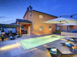 Holiday house Vedrana, Jadreški，位于普拉的酒店