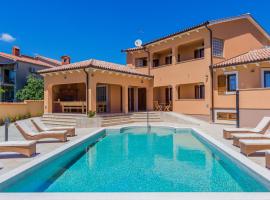 Pool Terrace Relax & Fun Villa Fuma，位于罗波里卡的家庭/亲子酒店
