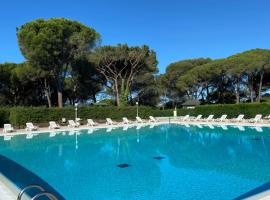 Domaine Valescure vue Piscine ou Pinede - Wifi，位于圣拉斐尔的高尔夫酒店