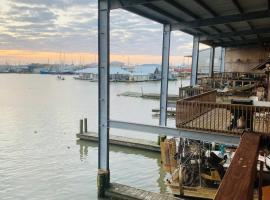 Resort Lodging at Venice Marina w/ WIFI + Private Dock，位于Venice的山林小屋