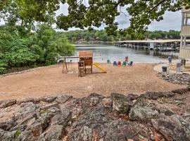 Lake of the Ozarks Home with Balcony and Grill!，位于欧塞奇比奇的酒店