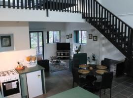 GREEN TREES CHALET Australia Zoo close by，位于Landsborough的酒店
