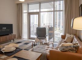 Elegant Apt With Balcony Minutes from Burj Khalifa，位于迪拜海湾大道公园附近的酒店