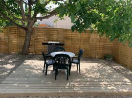 Location studio entre garrigue et mer，位于维纳桑的酒店