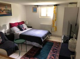 Room in house near Lycee International St Germain en Laye，位于圣日耳曼昂莱的酒店