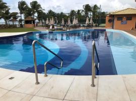 2 Suítes, Guarajuba, piscina frente mar，位于瓜拉久巴的公寓式酒店