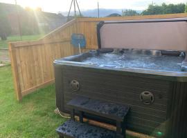Countryside Annexe, with hottub, sleeps up to 4，位于Durston的低价酒店