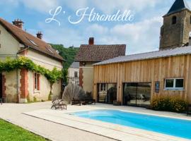 Pool house-L'hirondelle de Sermizelles- grand jardin, calme et nature aux portes du Morvan，位于Sermizelles的度假屋