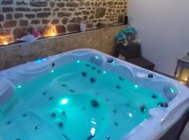 Le Ptit Spa de L'Abbaye Suite love et Spa privé，位于Lonlay-lʼAbbaye的情趣酒店