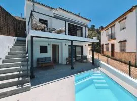 Moderna casa rural en El Bosque con piscina y preciosas vistas