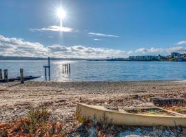 Manette Waterfront Kayak the Bay and Walk to Town!，位于布雷默顿的酒店