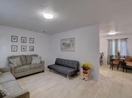 NEWLY RENOVATED home located in the heart of ABQ，位于阿尔伯克基的酒店