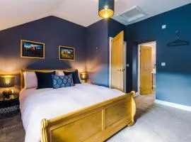 Castle Views cottage in historic village & woodfired hot tub